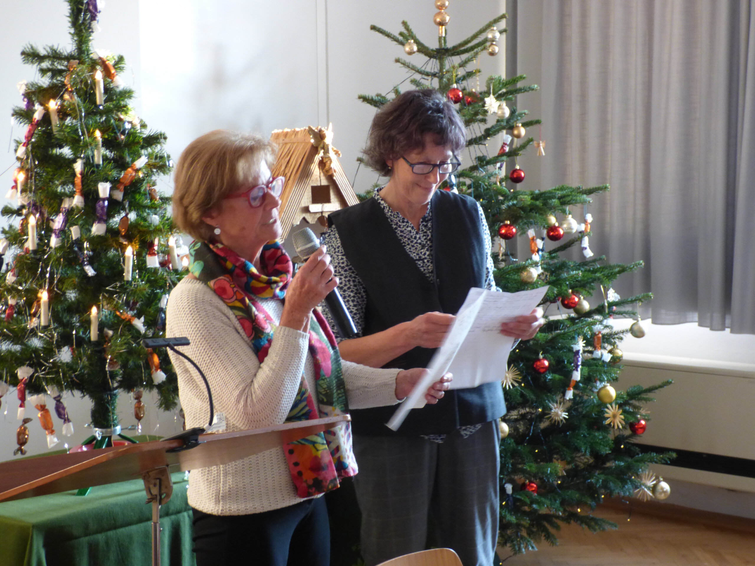 3.4 Anne Butz u. Theresia Latoschinsky beim Adventskaffee 2025, Foto Heimatverein