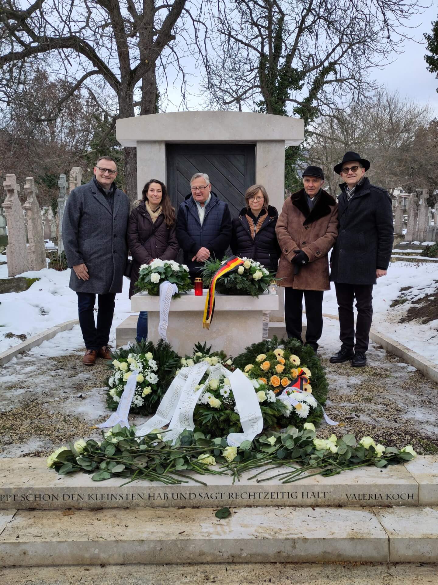 Gedenkfeier auf dem alten Friedhof mit Vertretern aus Bretzfeld und Budaörs