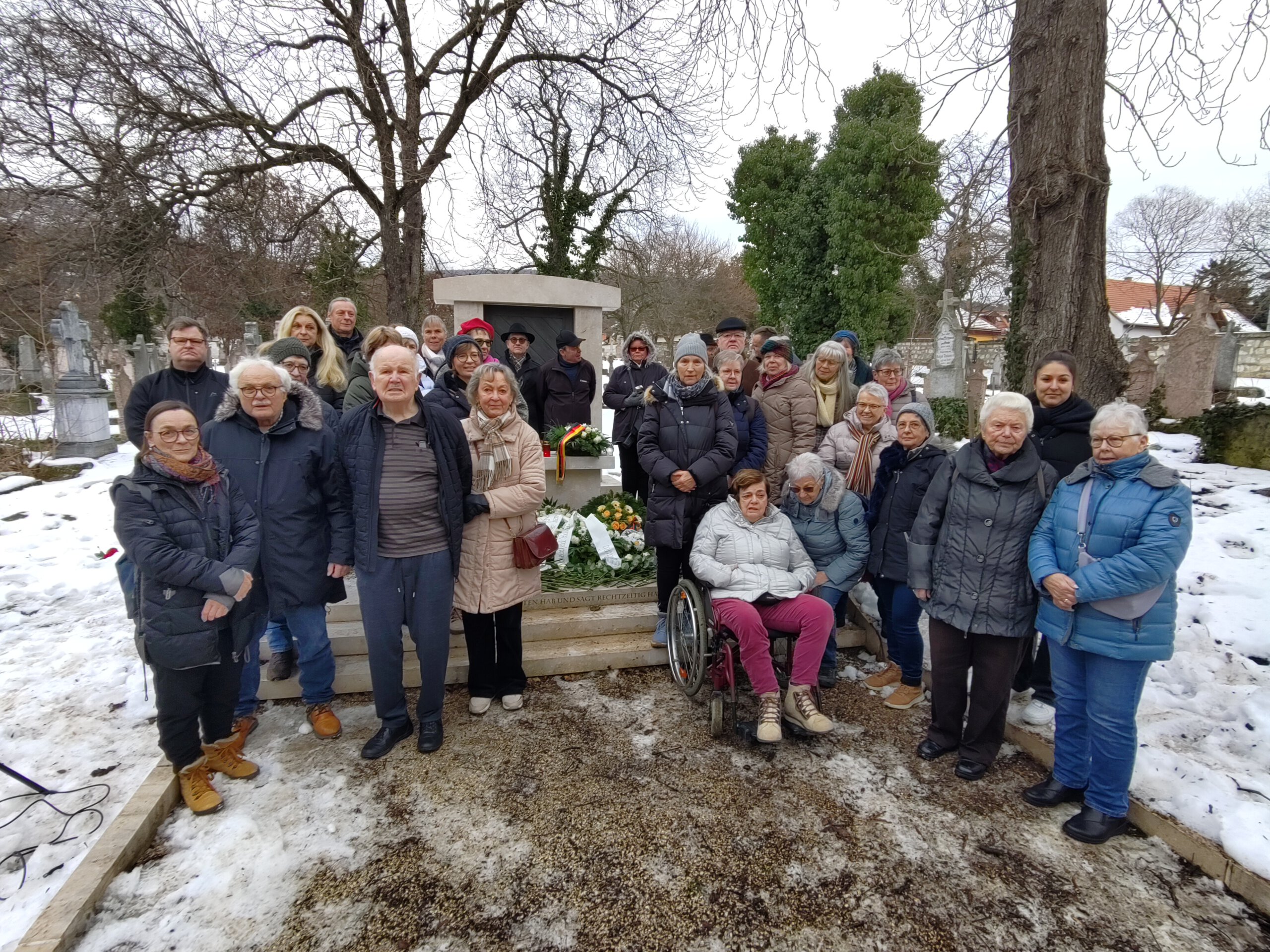 Reisegruppe mit Zeitzeugen zu den Gedenkfeiern in Ungarn auf dem alten Friedhof
